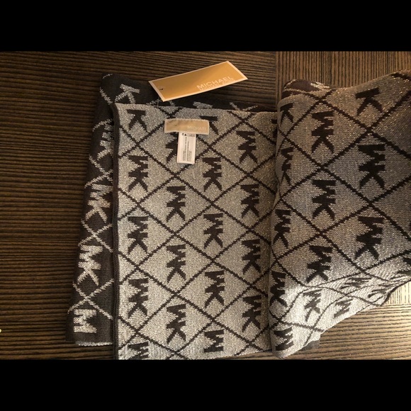 Michael Kors Scarf Hat Gift Set - Picture 7 of 9